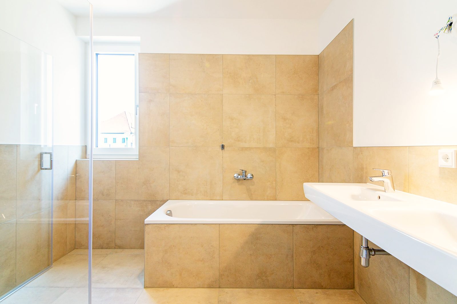 Bad mit Badewanne und Doppelwaschtisch