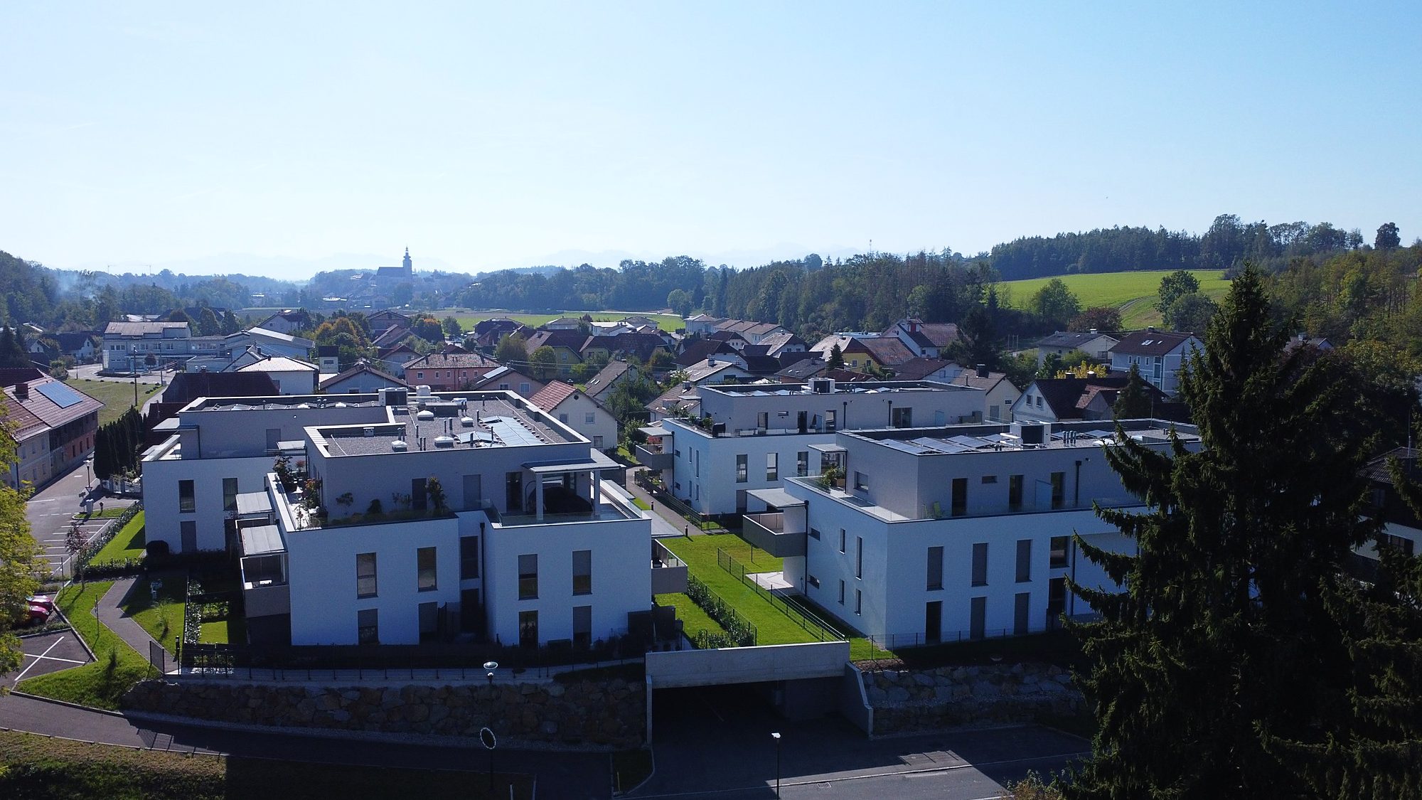 Luftaufnahme von Fischlham mit der fertiggestellten Wohnanlage Landliebe Living im Vordergrund
