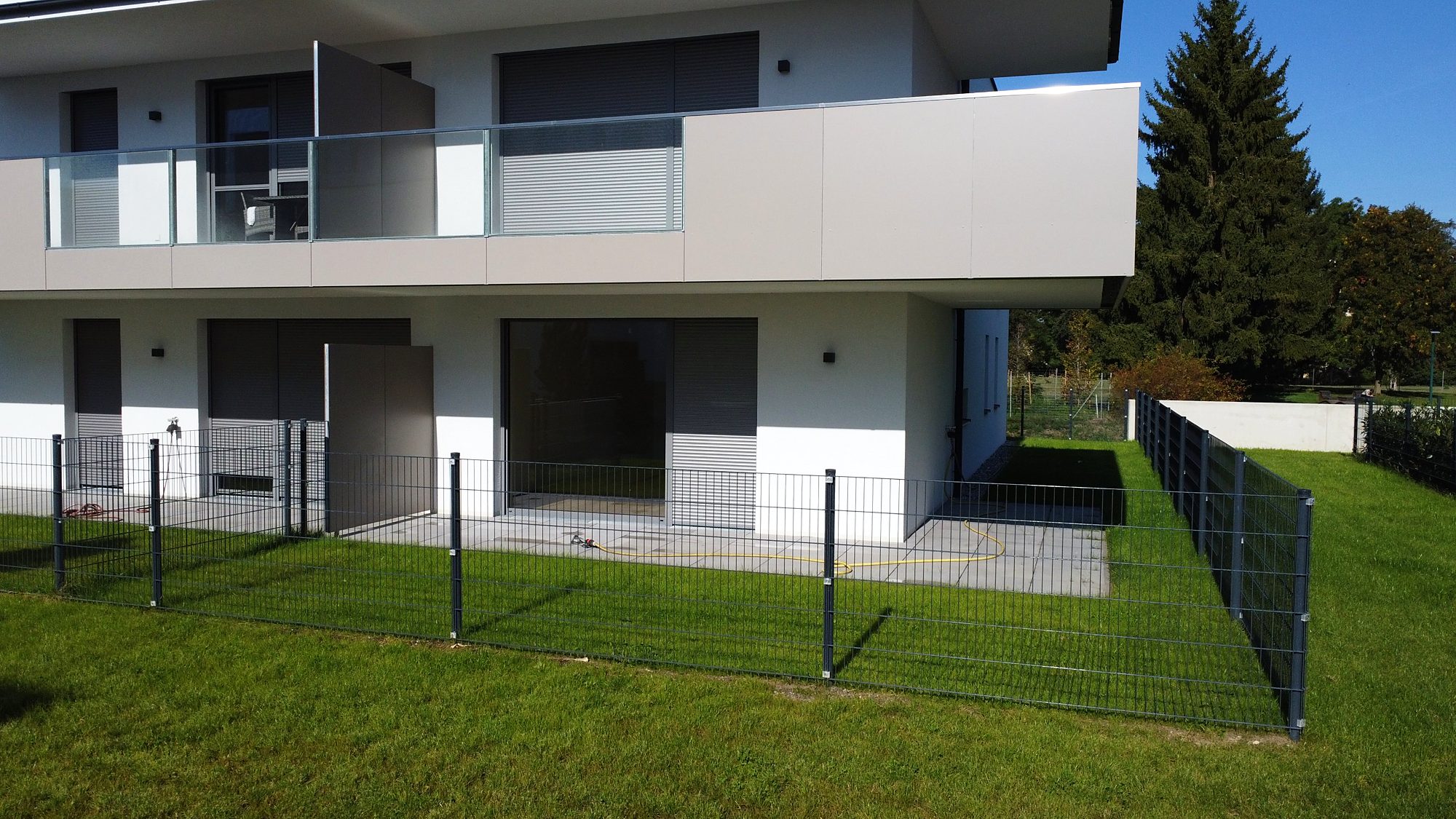 Eingezäunter Eigengarten und Terrasse von TOP 4