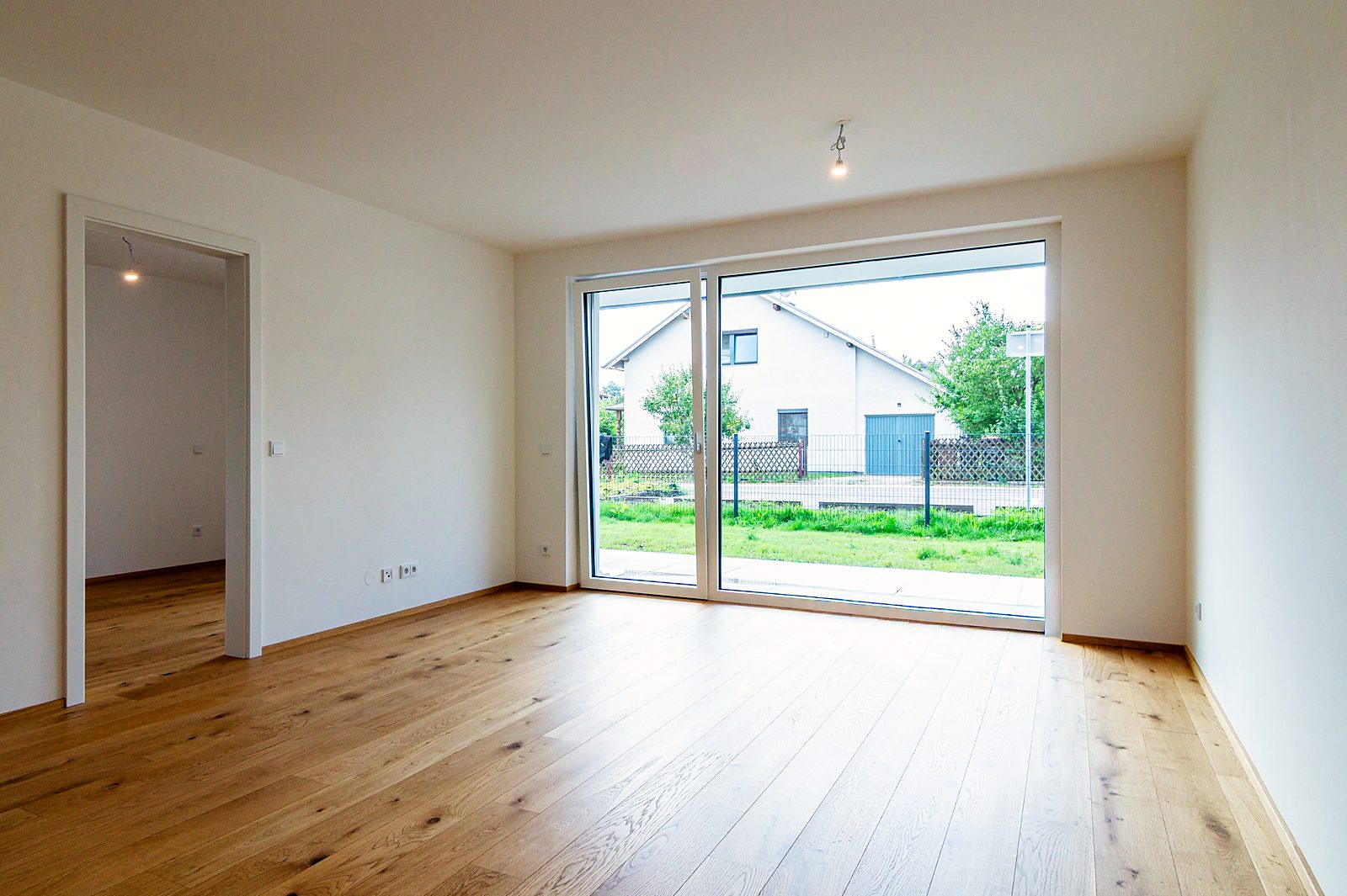 Wohnraum mit Fenster und Terrassentür