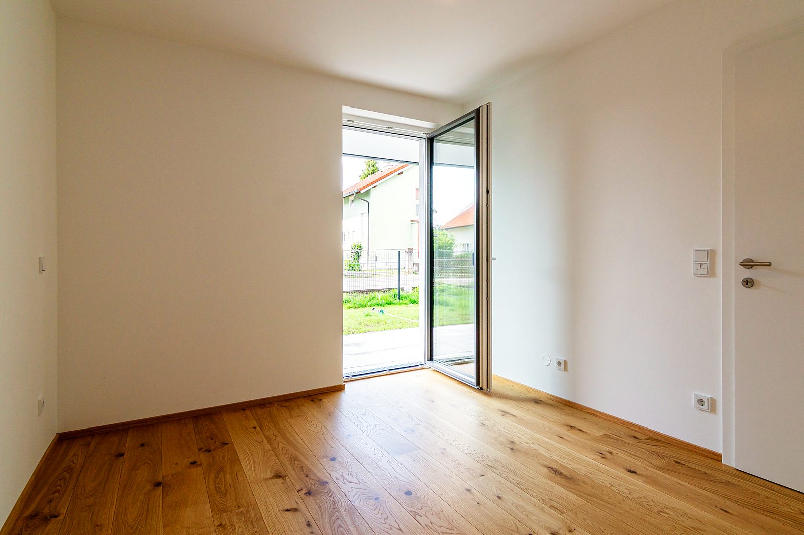 Zimmer mit Ausgang zur Terrasse